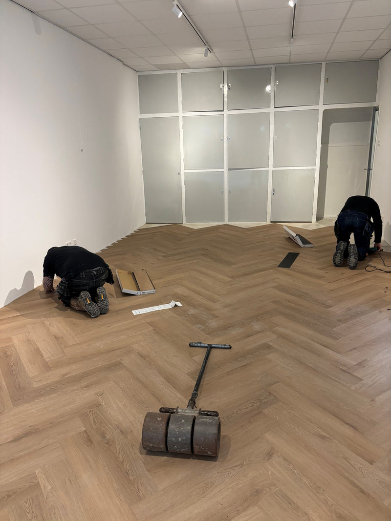 Het leggen van de visgraatvloer